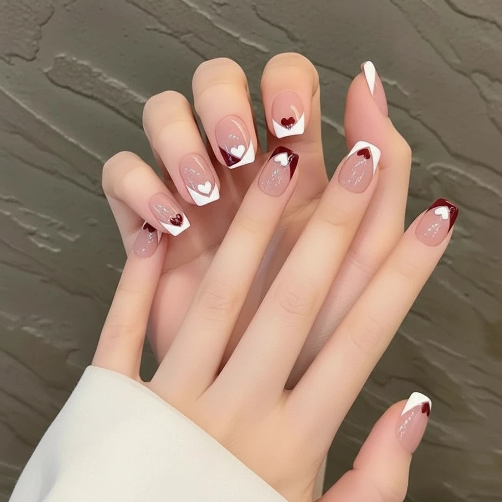 Französische Kunstnägel mit zartem Herzdesign-Handgemalt