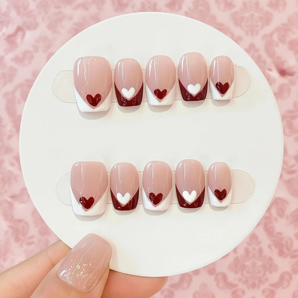 Französische Kunstnägel mit zartem Herzdesign-Handgemalt