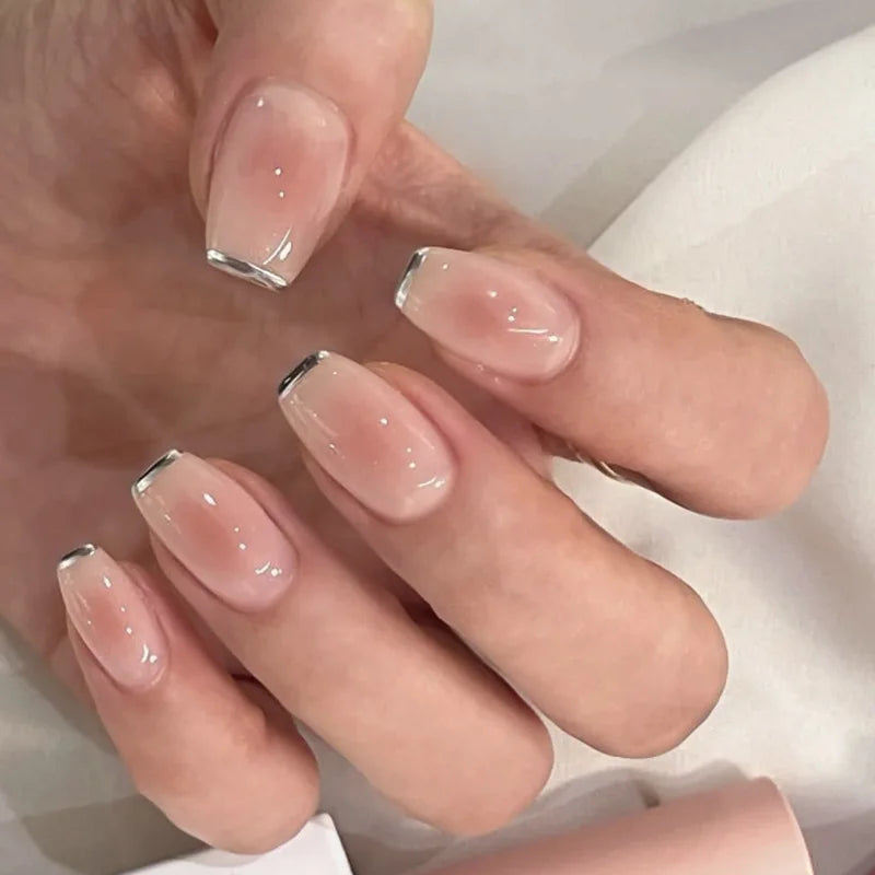 Minimalistische Nägel wie vom Nagelstudio