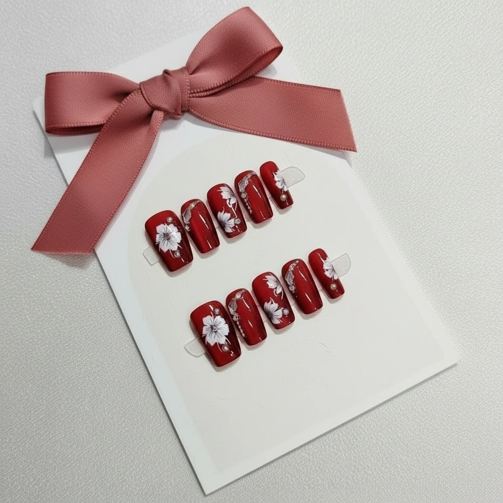 Handgemalte rote Press-On-Nägel mit weißen Blumen – 10-teiliges Set