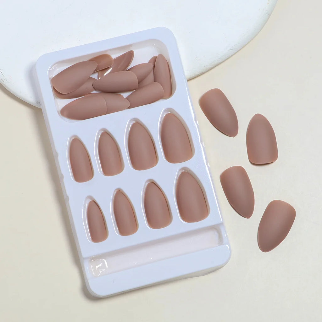 24 Stück Press-On-Nails –  Almond / Mandelform – Mattes Design in Rot, Nude & Braun