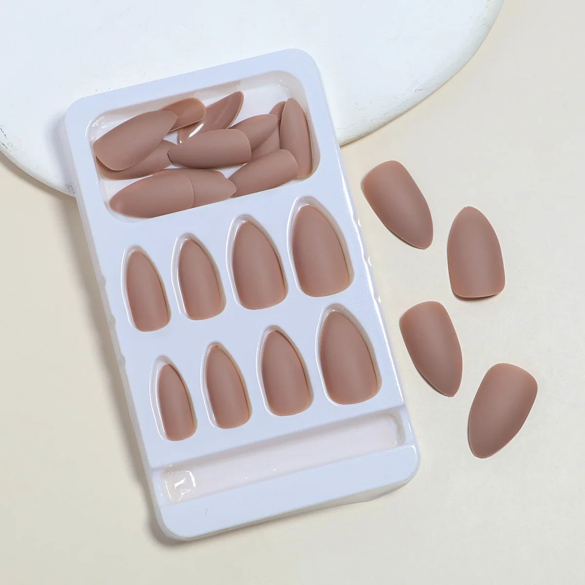 24 Stück Press-On-Nails –  Almond / Mandelform – Mattes Design in Rot, Nude & Braun