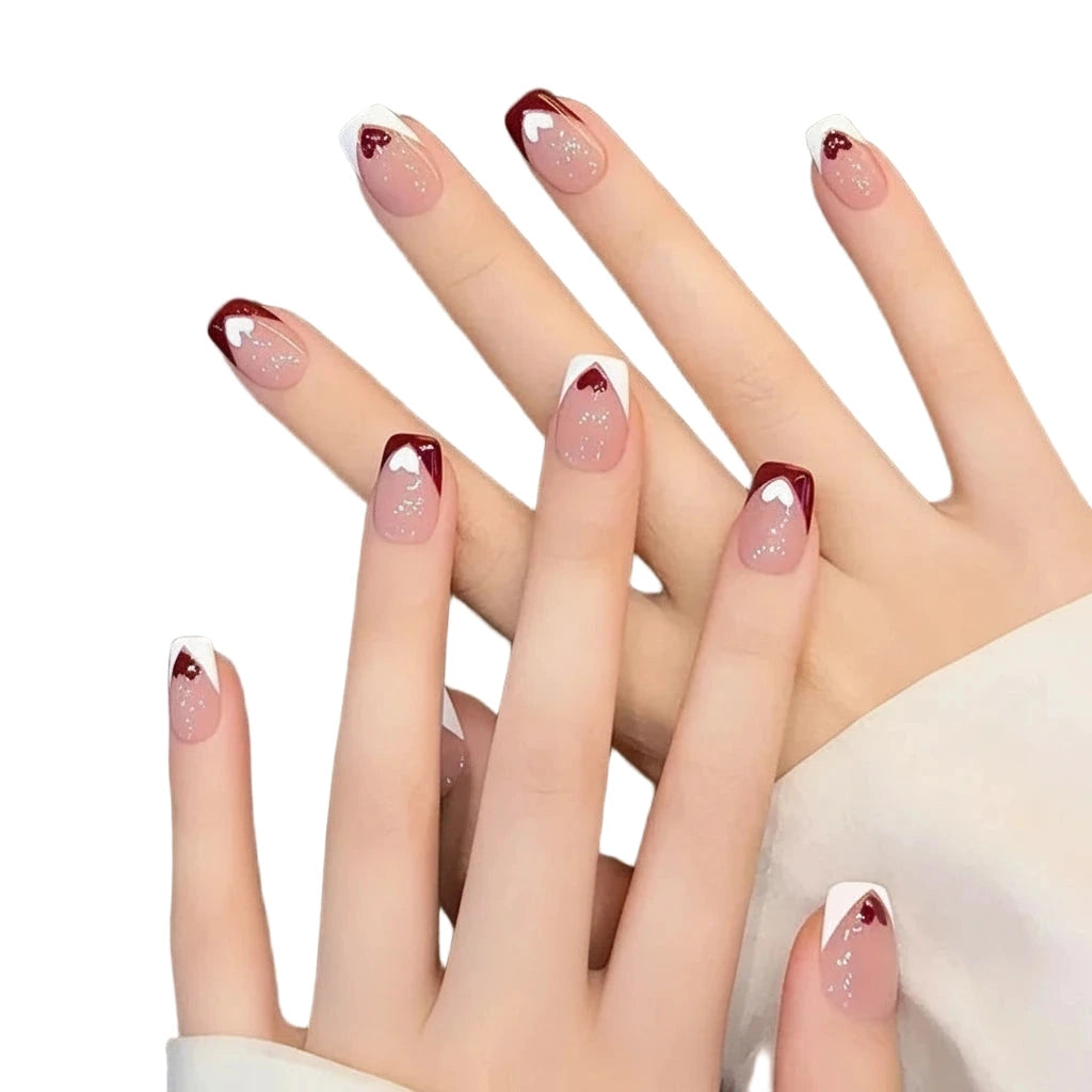 Französische Kunstnägel mit zartem Herzdesign-Handgemalt