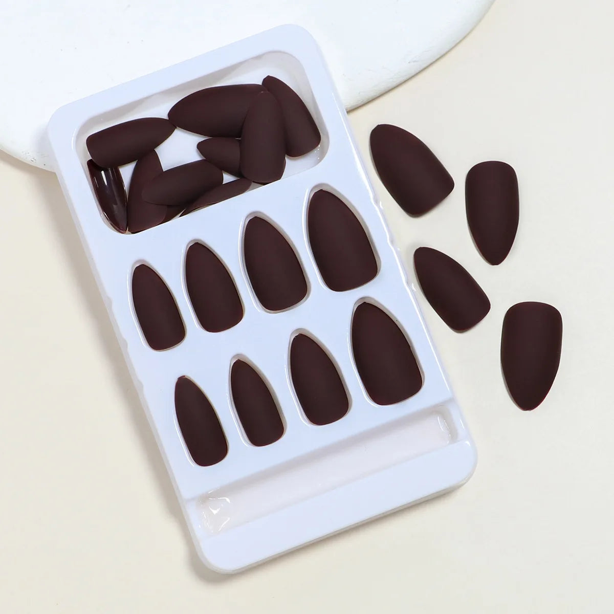 24 Stück Press-On-Nails –  Almond / Mandelform – Mattes Design in Rot, Nude & Braun