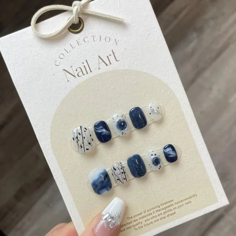 Handgemachte Press-On Nails – Blue Art Short - 10 Stück